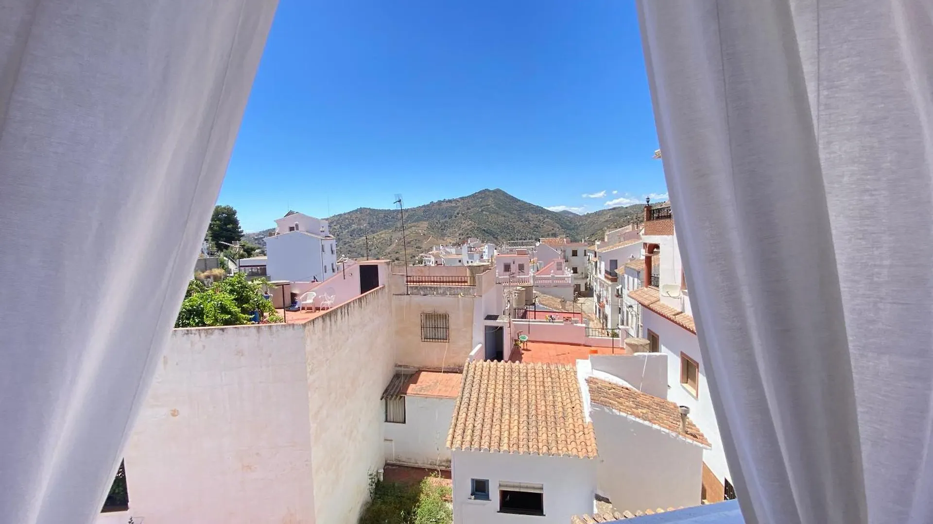 Casa Miguel - 3 Beautiful Apartments Availabe Sayalonga Spain