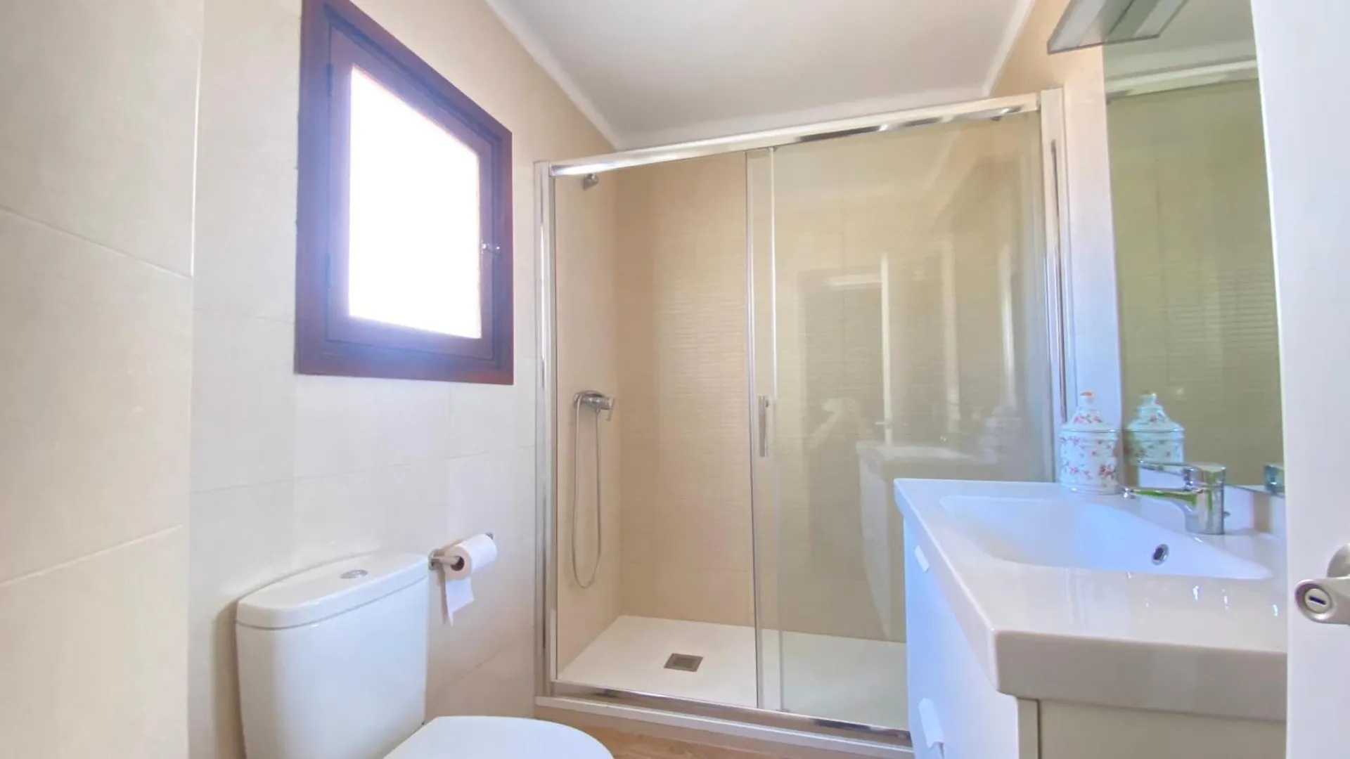 Casa Miguel - 3 Beautiful Apartments Availabe Sayalonga 0*,  İspanya