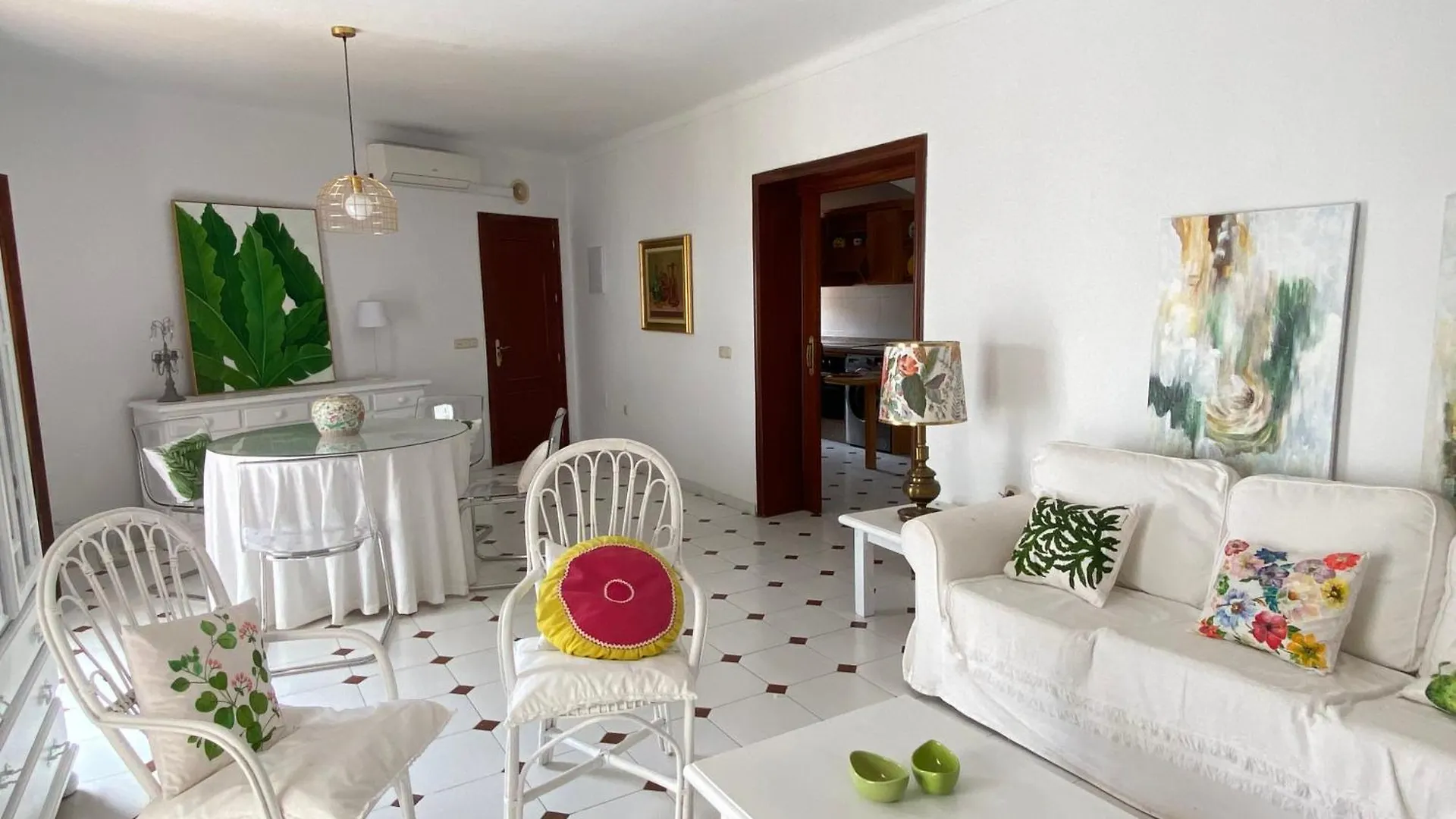 Casa Miguel - 3 Beautiful Apartments Availabe Sayalonga 0*,  İspanya